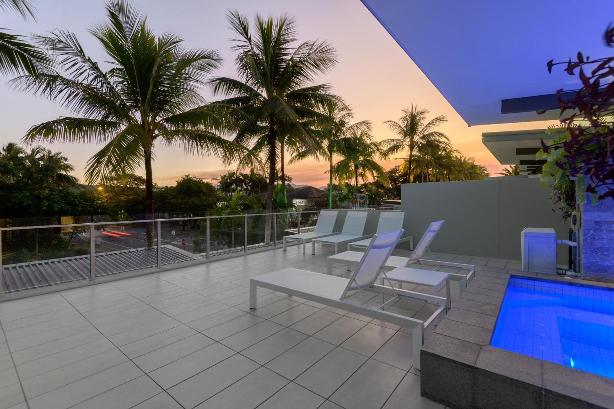 Coconut Grove Aparthotel Port Douglas Exteriör bild