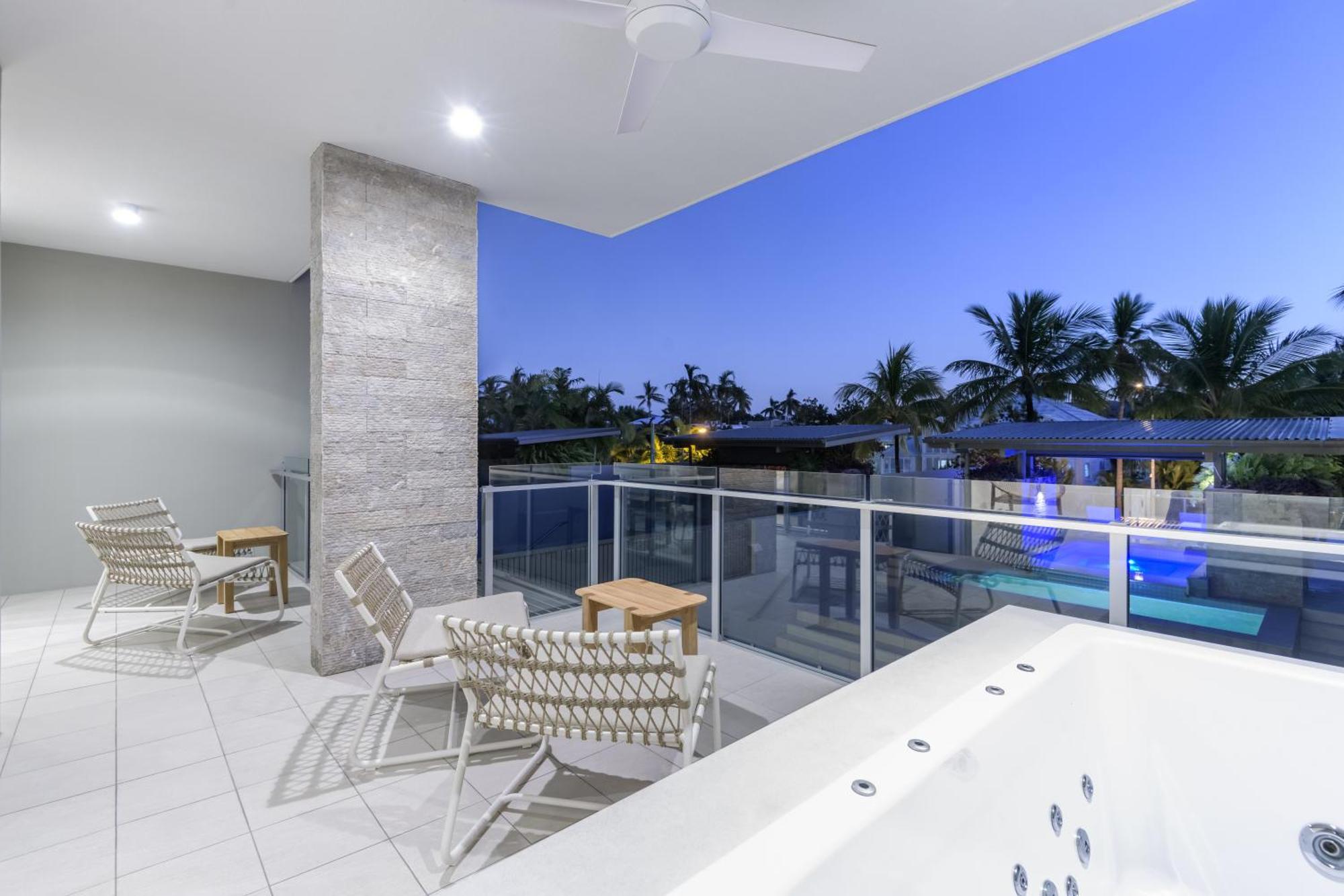 Coconut Grove Aparthotel Port Douglas Exteriör bild