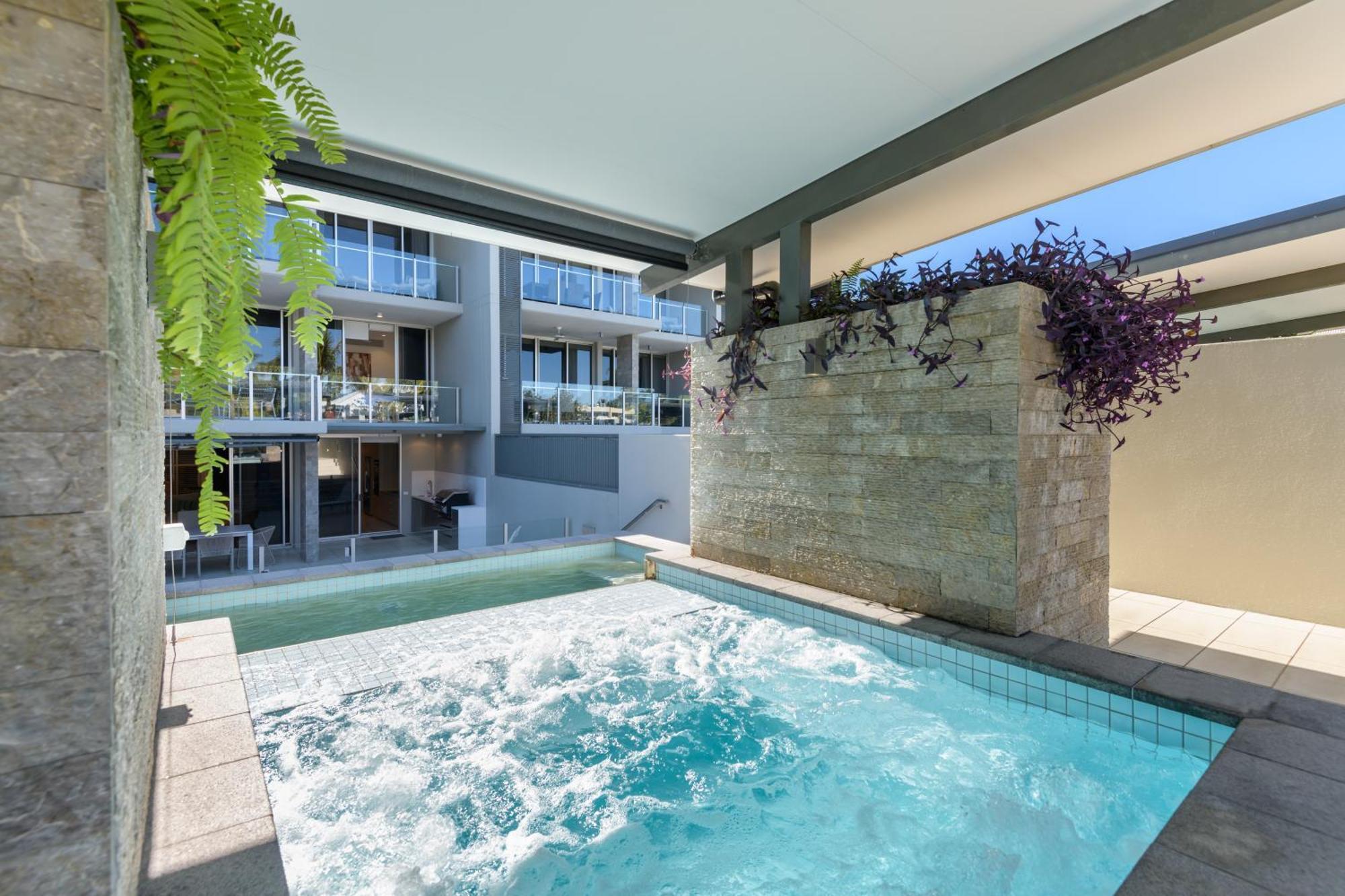 Coconut Grove Aparthotel Port Douglas Exteriör bild