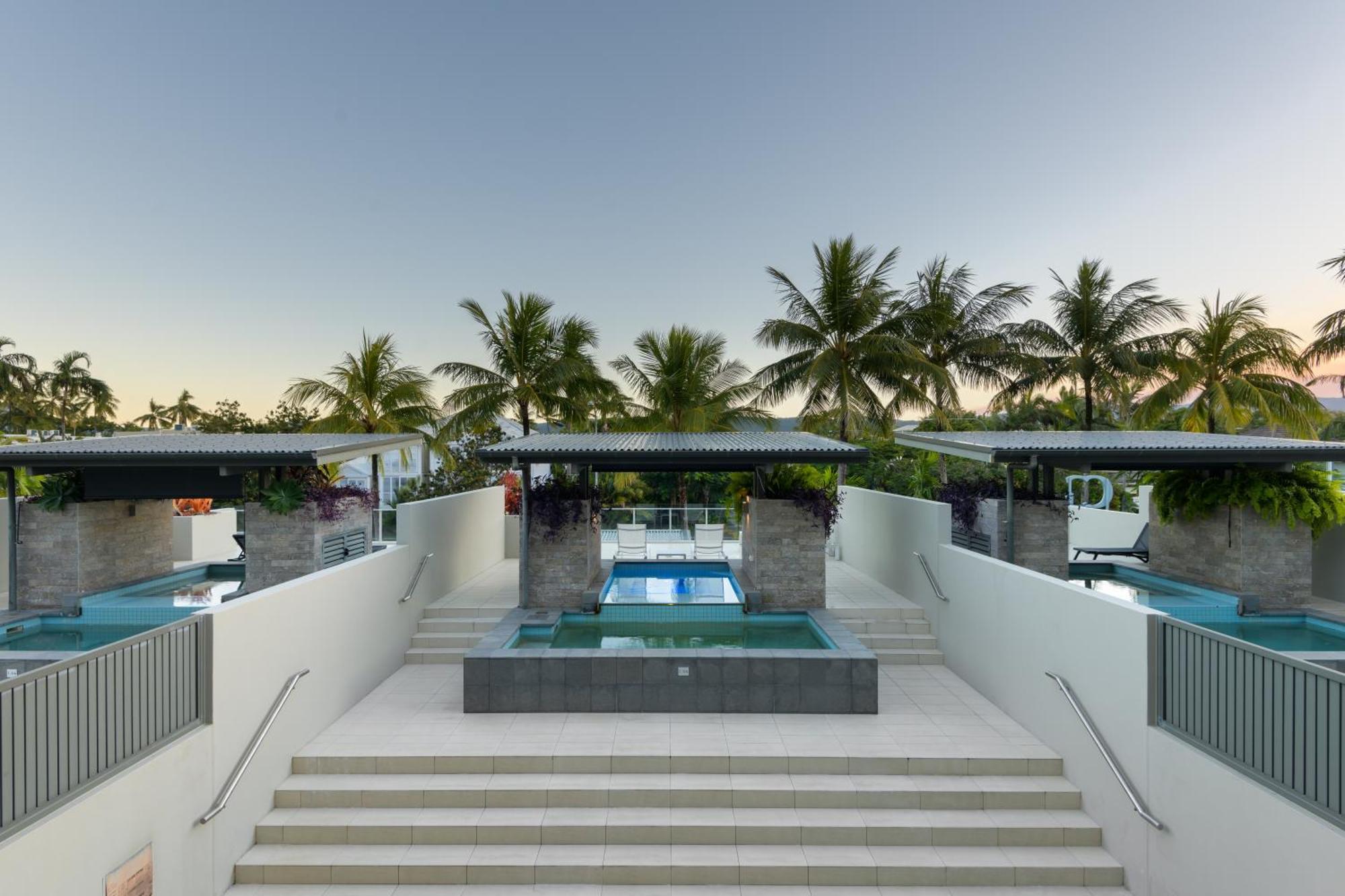 Coconut Grove Aparthotel Port Douglas Exteriör bild